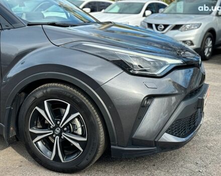 Серый Тойота C-HR, объемом двигателя 2 л и пробегом 42 тыс. км за 29890 $, фото 3 на Automoto.ua