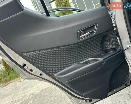 Сірий Тойота C-HR, об'ємом двигуна 1.2 л та пробігом 42 тис. км за 18950 $, фото 107 на Automoto.ua