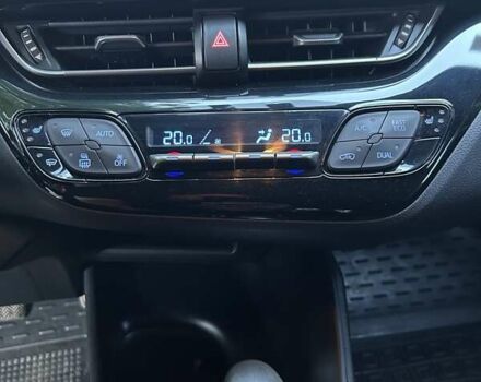Серый Тойота C-HR, объемом двигателя 1.2 л и пробегом 126 тыс. км за 17999 $, фото 25 на Automoto.ua