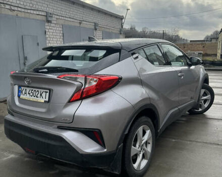 Серый Тойота C-HR, объемом двигателя 1.2 л и пробегом 82 тыс. км за 21800 $, фото 2 на Automoto.ua
