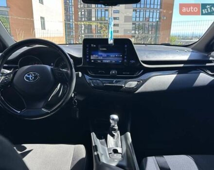 Серый Тойота C-HR, объемом двигателя 1.2 л и пробегом 126 тыс. км за 17999 $, фото 13 на Automoto.ua