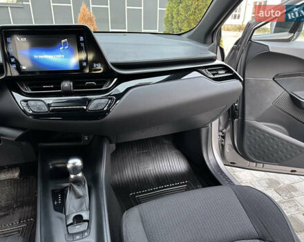 Сірий Тойота C-HR, об'ємом двигуна 1.2 л та пробігом 42 тис. км за 18950 $, фото 131 на Automoto.ua