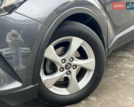 Серый Тойота C-HR, объемом двигателя 1.2 л и пробегом 108 тыс. км за 19290 $, фото 13 на Automoto.ua