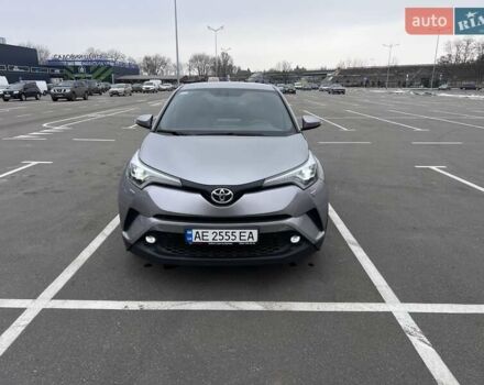 Серый Тойота C-HR, объемом двигателя 1.2 л и пробегом 55 тыс. км за 23200 $, фото 1 на Automoto.ua