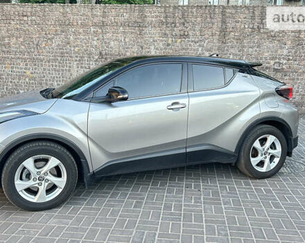 Серый Тойота C-HR, объемом двигателя 1.99 л и пробегом 101 тыс. км за 21000 $, фото 2 на Automoto.ua