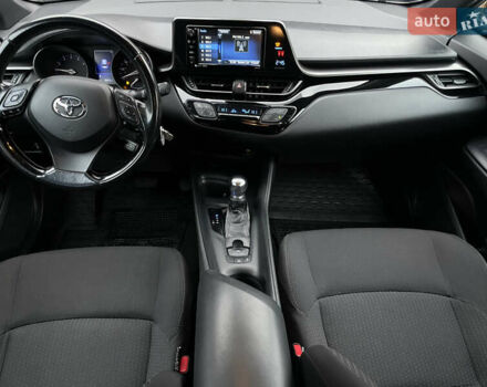 Серый Тойота C-HR, объемом двигателя 1.8 л и пробегом 83 тыс. км за 16900 $, фото 4 на Automoto.ua