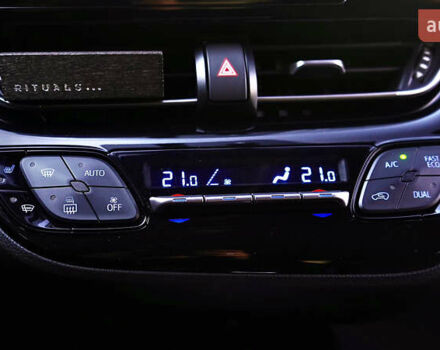 Серый Тойота C-HR, объемом двигателя 1.2 л и пробегом 89 тыс. км за 18500 $, фото 31 на Automoto.ua