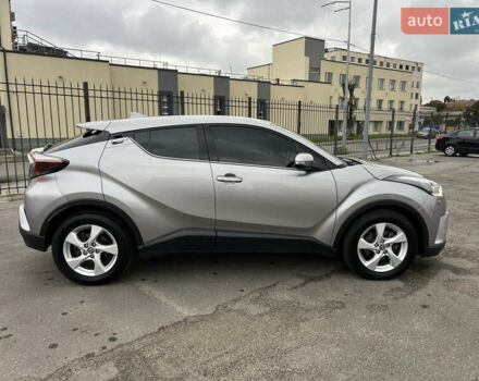 Серый Тойота C-HR, объемом двигателя 1.2 л и пробегом 93 тыс. км за 19950 $, фото 2 на Automoto.ua
