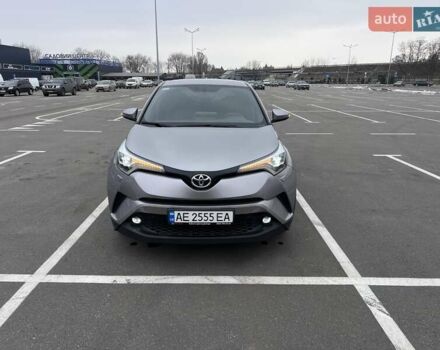 Серый Тойота C-HR, объемом двигателя 1.2 л и пробегом 55 тыс. км за 23200 $, фото 2 на Automoto.ua