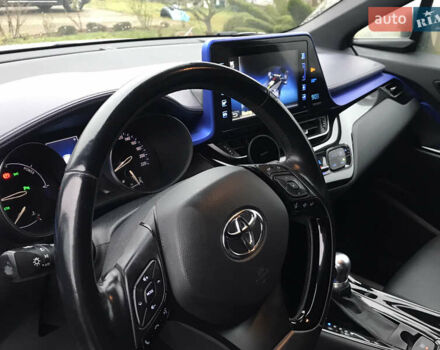 Серый Тойота C-HR, объемом двигателя 1.8 л и пробегом 69 тыс. км за 20700 $, фото 19 на Automoto.ua