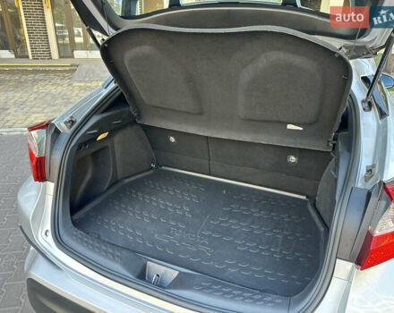 Серый Тойота C-HR, объемом двигателя 1.8 л и пробегом 90 тыс. км за 19700 $, фото 39 на Automoto.ua