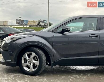 Серый Тойота C-HR, объемом двигателя 1.2 л и пробегом 108 тыс. км за 19290 $, фото 2 на Automoto.ua