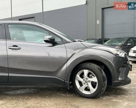 Серый Тойота C-HR, объемом двигателя 1.2 л и пробегом 108 тыс. км за 19290 $, фото 10 на Automoto.ua