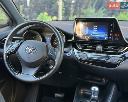 Серый Тойота C-HR, объемом двигателя 1.8 л и пробегом 90 тыс. км за 19999 $, фото 24 на Automoto.ua