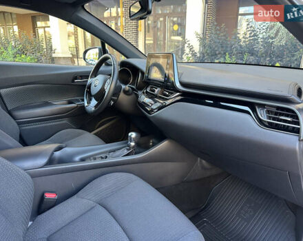 Серый Тойота C-HR, объемом двигателя 1.8 л и пробегом 90 тыс. км за 19700 $, фото 35 на Automoto.ua