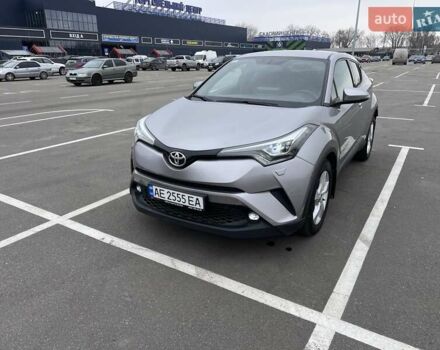 Серый Тойота C-HR, объемом двигателя 1.2 л и пробегом 55 тыс. км за 23200 $, фото 3 на Automoto.ua