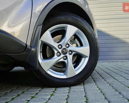 Серый Тойота C-HR, объемом двигателя 1.2 л и пробегом 89 тыс. км за 18500 $, фото 21 на Automoto.ua