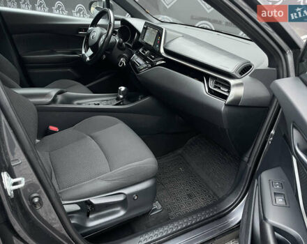 Серый Тойота C-HR, объемом двигателя 2 л и пробегом 115 тыс. км за 16900 $, фото 13 на Automoto.ua