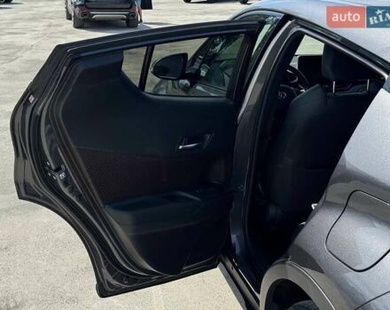 Серый Тойота C-HR, объемом двигателя 1.8 л и пробегом 70 тыс. км за 23500 $, фото 28 на Automoto.ua