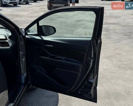 Серый Тойота C-HR, объемом двигателя 1.8 л и пробегом 70 тыс. км за 22999 $, фото 34 на Automoto.ua