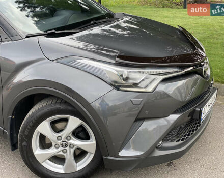 Серый Тойота C-HR, объемом двигателя 1.2 л и пробегом 64 тыс. км за 21450 $, фото 4 на Automoto.ua