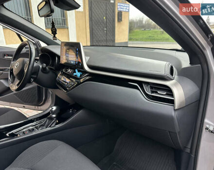 Сірий Тойота C-HR, об'ємом двигуна 1.2 л та пробігом 102 тис. км за 20800 $, фото 35 на Automoto.ua