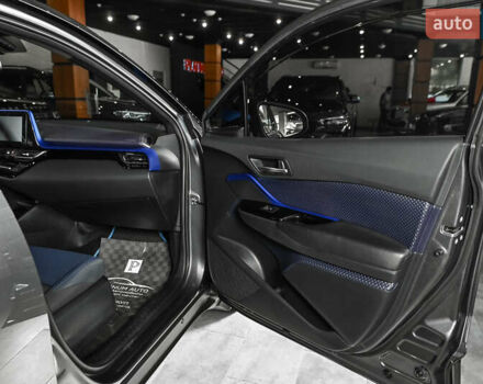 Серый Тойота C-HR, объемом двигателя 1.8 л и пробегом 84 тыс. км за 22999 $, фото 10 на Automoto.ua
