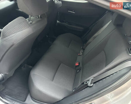 Сірий Тойота C-HR, об'ємом двигуна 1.2 л та пробігом 102 тис. км за 20800 $, фото 45 на Automoto.ua