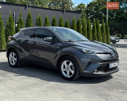 Серый Тойота C-HR, объемом двигателя 1.8 л и пробегом 70 тыс. км за 23500 $, фото 2 на Automoto.ua