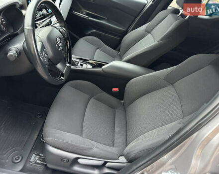 Сірий Тойота C-HR, об'ємом двигуна 1.2 л та пробігом 102 тис. км за 20800 $, фото 32 на Automoto.ua