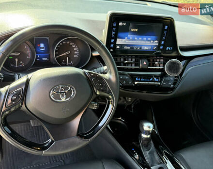 Сірий Тойота C-HR, об'ємом двигуна 1.99 л та пробігом 95 тис. км за 24400 $, фото 7 на Automoto.ua