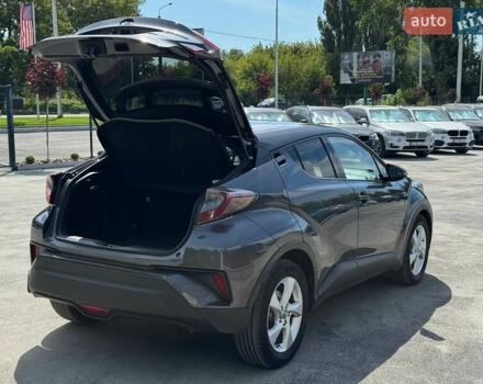 Серый Тойота C-HR, объемом двигателя 1.8 л и пробегом 70 тыс. км за 22999 $, фото 6 на Automoto.ua
