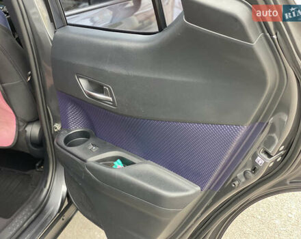 Серый Тойота C-HR, объемом двигателя 1.2 л и пробегом 64 тыс. км за 21450 $, фото 41 на Automoto.ua