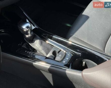 Серый Тойота C-HR, объемом двигателя 1.8 л и пробегом 70 тыс. км за 22999 $, фото 24 на Automoto.ua