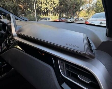 Серый Тойота C-HR, объемом двигателя 1.2 л и пробегом 94 тыс. км за 21000 $, фото 28 на Automoto.ua