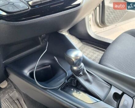 Серый Тойота C-HR, объемом двигателя 1.99 л и пробегом 86 тыс. км за 18600 $, фото 8 на Automoto.ua