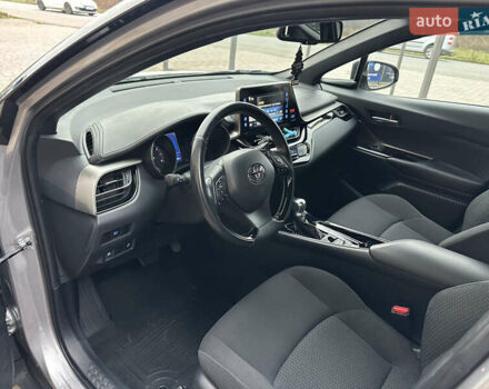 Сірий Тойота C-HR, об'ємом двигуна 1.2 л та пробігом 102 тис. км за 20800 $, фото 31 на Automoto.ua