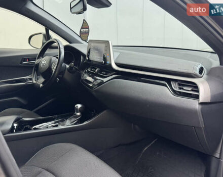 Серый Тойота C-HR, объемом двигателя 1.99 л и пробегом 136 тыс. км за 19300 $, фото 62 на Automoto.ua