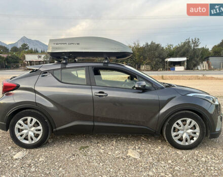 Серый Тойота C-HR, объемом двигателя 1.99 л и пробегом 60 тыс. км за 17900 $, фото 1 на Automoto.ua