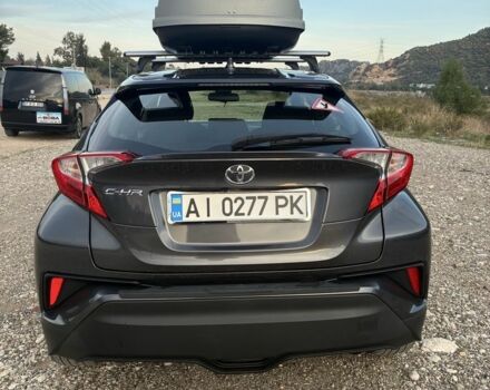 Серый Тойота C-HR, объемом двигателя 2 л и пробегом 58 тыс. км за 18000 $, фото 2 на Automoto.ua