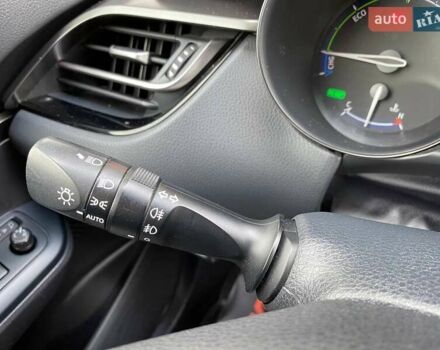 Серый Тойота C-HR, объемом двигателя 1.8 л и пробегом 128 тыс. км за 21300 $, фото 20 на Automoto.ua