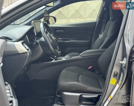 Серый Тойота C-HR, объемом двигателя 1.99 л и пробегом 136 тыс. км за 19300 $, фото 58 на Automoto.ua