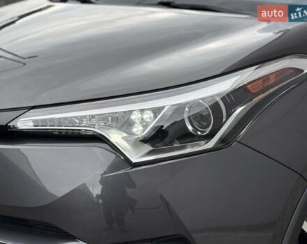 Серый Тойота C-HR, объемом двигателя 1.99 л и пробегом 136 тыс. км за 19300 $, фото 4 на Automoto.ua