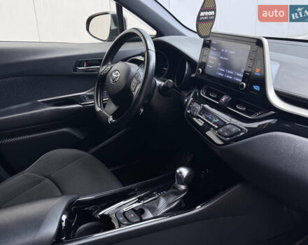 Серый Тойота C-HR, объемом двигателя 1.99 л и пробегом 136 тыс. км за 19300 $, фото 69 на Automoto.ua