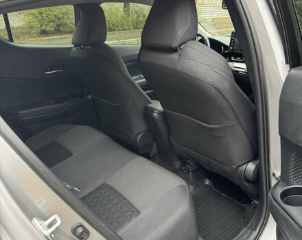 Серый Тойота C-HR, объемом двигателя 1.2 л и пробегом 54 тыс. км за 21500 $, фото 8 на Automoto.ua