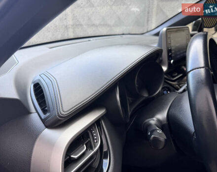 Серый Тойота C-HR, объемом двигателя 1.99 л и пробегом 136 тыс. км за 19300 $, фото 92 на Automoto.ua