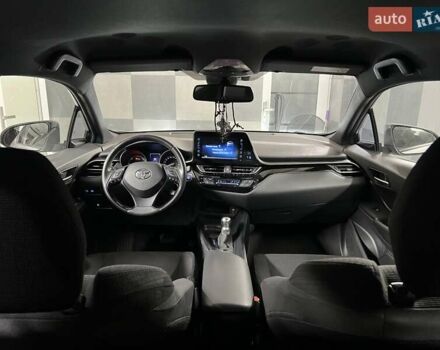 Тойота C-HR 2019 у Чернівцях на Automoto.ua Сірий Тойота C-HR, об'ємом двигуна 1.8 л та пробігом 99 тис. км за 27000 $, фото 7 на Automoto.ua