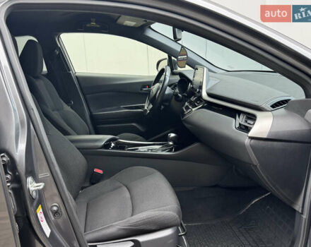 Серый Тойота C-HR, объемом двигателя 1.99 л и пробегом 136 тыс. км за 19300 $, фото 63 на Automoto.ua