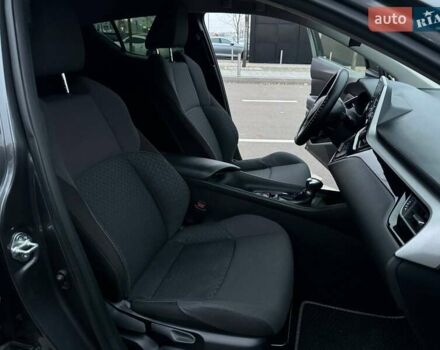 Серый Тойота C-HR, объемом двигателя 2 л и пробегом 57 тыс. км за 20990 $, фото 9 на Automoto.ua