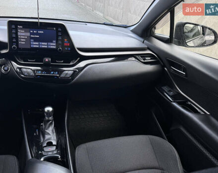 Серый Тойота C-HR, объемом двигателя 1.99 л и пробегом 136 тыс. км за 19300 $, фото 91 на Automoto.ua